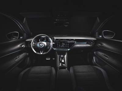 Nuevo Alfa Romeo Junior Elettrica listo para su entrega en Guadalajara, Polígono Industrial Campollano | Talleres Chinares