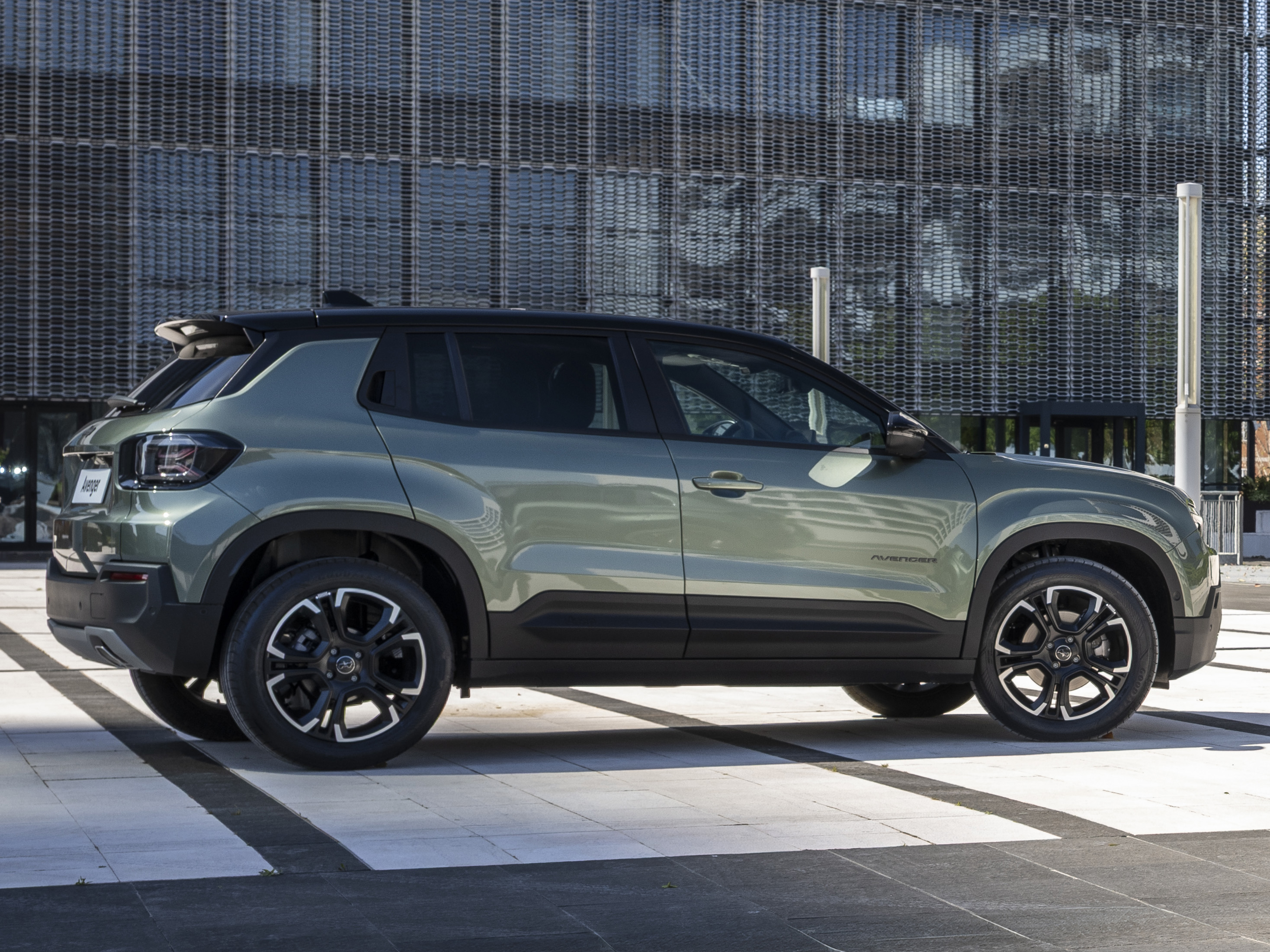 NOUVEL AVENGER e-HYBRID à partir de 219 €/mois (1) 4 
