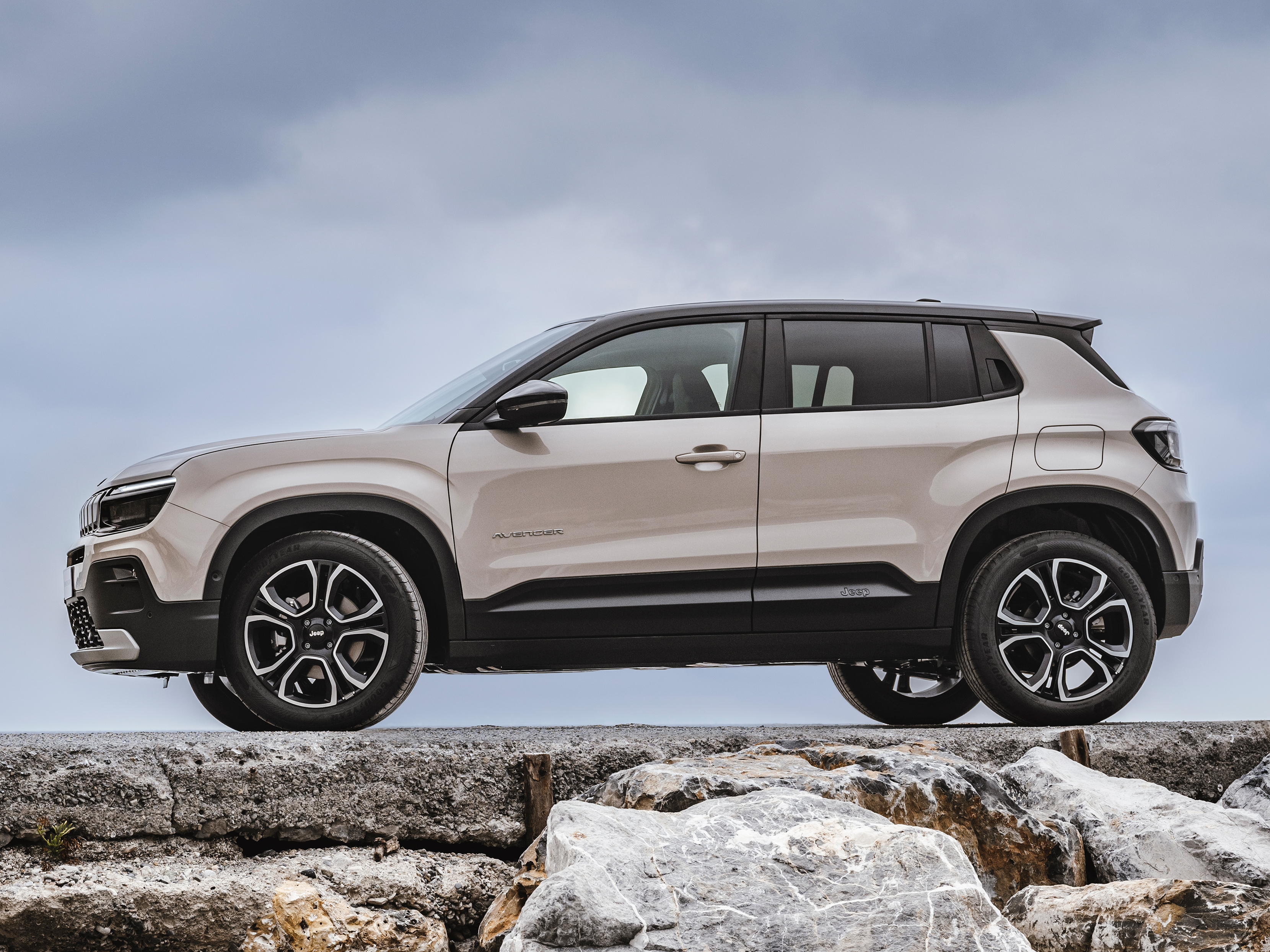 Jeep Avenger e-Hybrid Black Edition tua con Interessi Zero! 4 